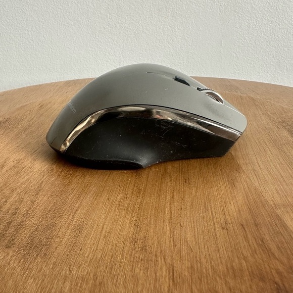 Verbatim Wireless Mouse Model: 98622 8-Button Deluxe Blue LED- No Battery Cover. - Picture 10 of 11